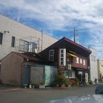 東宝食堂 - パチンコ屋の駐車場に面してます