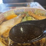 Menya Hishio - 醤油が濃そうな見た目だが、キレよく美味