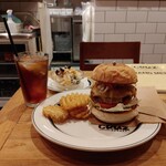 CRUZ BURGERS & CRAFT BEERS - 