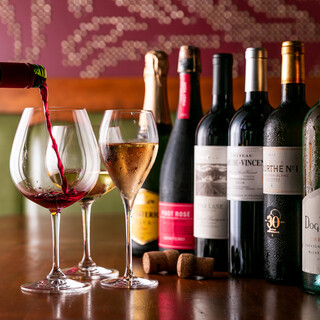 从汇集了世界各国葡萄酒的丰富阵容中选择您喜欢的一杯吧