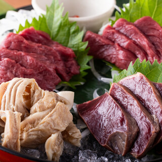 A luxurious assortment of low-calorie, high-protein “Aizu horse sashimi”