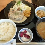 Wasai Shunsai Uoman - 日替わりランチ　980円　ハンバーグのホワイトソースがけ。ご飯、豚汁はお代わり自由