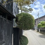 割烹 新多久 - 思いっきり道路に越境してますが、多分景観条例でクリアしてる筈かと　笑笑