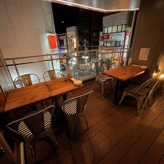 テラス席あり日曜、祝日は15:00〜なので昼飲みも。