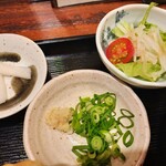 饂飩とお酒 からほり きぬ川 - ぶっかけうどんの薬味のおろし生姜やネギは別添え、シンプルなサラダと漬物付き