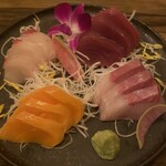 Kanzen Koshitsu Izakaya Kawabata - 刺身の盛り合わせ(鯛、マグロ、カンパチ、サーモン)