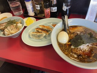 Ramen Tsuchiya - ラーメンセット   やっぱりコレでしょ！ゆで卵は1個無料ね！あぁ、竹岡式！美味いなぁ！