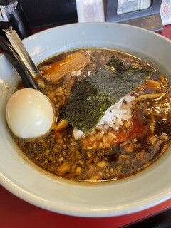 Ramen Tsuchiya - ラーメン  竹岡式なれど、野菜などから摂ったスープで割るのでちょい甘めに仕上がる。それでも濃いから飲み干すのはやめた方がいいかな。麺は中細なれど歯応え満点の縮れ麺。チャーシューは醤油感どストレート！