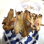 焼き鳥中森 - 焼きの技術は微妙（笑）かも。塩味がかなり薄いので塩をかけていただきます。コリッコリ食感が心地良い！