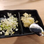 Yakiniku Jingisukan Ramushin Ueno - 刻みネギとニンニク薬味セット150円也。タレぶちこみがお薦め