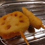 Taishuu Kushikatsu Sakaba Fumiba - レンコン(120円)、ヤングコーン(50円)