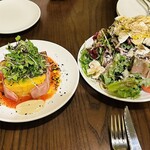 Bistro d'ami - 前菜は左イワシとポテトのテリーヌ、右パルミジャーノと生ハムのサラダ。サラダは3人前くらいあります。前菜で既にボリューミー！