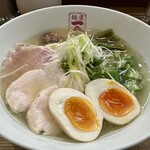 麺屋 一八 - 限定麺　梅しそにぼらぁめんしお味　食べログクーポンで燻製卵半分サービス