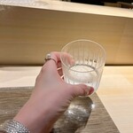 Kitashinchi Sushitsuu - お水のグラスもティファニーかな。オシャレ♥️氷もまん丸でテンションあがります。