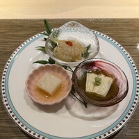 北新地 すし通 - 前菜3種盛り合わせ・鱧と青しそと玉ねぎの焼き浸し
                    ・生湯葉ともずく酢・老養豆腐 さっぱりと夏らしいラインナップ✩.*˚