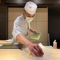 北新地 すし通 - 安心できる技術と接客の優しい雰囲気の大将。お鮨のネタの説明も丁寧にしてくださります♡