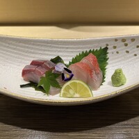 北新地 すし通 - 美しく盛り付けられたお造りは・カンパチ・金目鯛。山葵もとても美味しかったです。