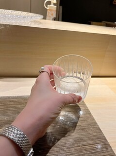 Kitashinchi Sushitsuu - お水のグラスもティファニーかな。オシャレ♥️氷もまん丸でテンションあがります。