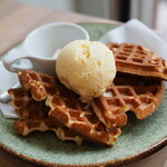 KISSA RAY - WAFFLE（680円） ＋icecream（150円）