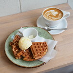 KISSA RAY - FLAT WHITE（670円） WAFFLE（680円） ＋icecream（150円）