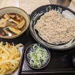 ゆで太郎 - 肉茄子せいろ。650円
            左手前はクーポンでもらったかき揚げ
            右手前が天つゆ替わりにもらった蕎麦つゆ