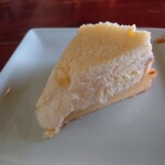 Hirugano LACHAISE - ◯チーズケーキ
                      クリームが柔らかく軽やかな酸味
                      チーズとクリームの円やかで旨味タップリさ
                      
                      カスタードの様なコクがシッカリしてる
                      スポンジはひたすら柔らかくて上質感もある
                      
                      やっぱり旨いぞっ、これは❕