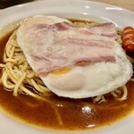 あんかけスパゲティの店 ユウゼン - ベーコンエッグ + 日替わりトッピングサービス(赤ウインナー)