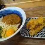 Kamatama Udon Ajitarou - 釜玉カレーうどん。650円、とり天、180円。ちくわ天、140円