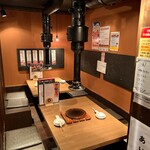 ホルモン焼道場 蔵 - 最大8名様まで可能な横並び席(4名席×4名席)