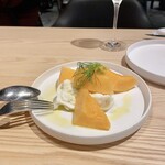 ポワン・エ・リーニュ - メロンとブッラータチーズ