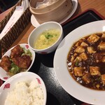 上海湯包小館 - お豆腐好きには、嬉しい大きさのお豆腐が入った麻婆豆腐。