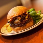BurgerShop HOTBOX - 【みよい農園】くりりんカボチャの甘味溢れる
      秋のご馳走バーガー