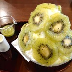 DAIBAN COFFEE cafe - 別の日：キウイのかき氷1,380円✨大きくて美しいキウイはやわらかくて完熟♪甘酸っぱいかき氷です。