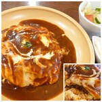 DAIBAN COFFEE cafe - 別の日：オムライス✨サラダとピクルスつき♪たまごとろとろ、中はケチャップライス。デミグラスソースで頂きます♪