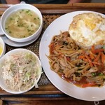 Kurua Tai - カオ・パットバイガパオ(鶏/豚肉のバジル炒めライス)ボリューム満点♪