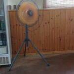 白河手打らーめん　うさぎ - この大型扇風機の風が実に有り難い！