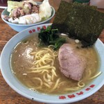 ラーメン六角家 - ラーメン並とキャベチャー