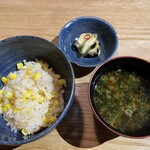 鄙の宿 金宇館 - とうもろこしの炊き込みご飯、アオサの味噌汁、茄子の浅漬け。炊き込みご飯にはバターがほんのりと効いていて幾らでも頂けそう