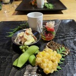 鄙の宿 金宇館 - 八寸、タコのやわらか煮、パプリカと万願寺唐辛子の焼き浸し、イチジクの白和え、タチウオの大葉と茗荷の味噌の香味焼き、とうもろこしかき揚げ、枝豆の山椒漬け。手間がかかる品の数々。
