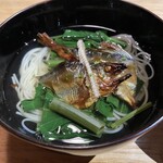 鄙の宿 金宇館 - 鮎の一夜干しのお椀、空芯菜、青柚子、そうめんが入り優しい出汁で纏まってる。頂いた事のない初体験の一品で印象に残った。