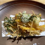 鄙の宿 金宇館 - 新生姜とニンジン、ニンジンの葉とエビのかき揚げ、にんじんの花を添えて。エビのアクセントが効いている。