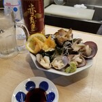 出羽鮨 - 貝刺盛り到着時。