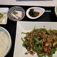 神田 雲林 - 本日の日替わりランチ　前菜2品、香物、ご飯、スープの組合せ
