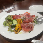 ピッツェリア ファッブリカ 1090 - 季節野菜のグリル＆生ハム　1300円