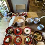 鄙の宿 金宇館 - 朝食、がんもどき、オクラ、茄子の掛け合わせ
      ニシンの甘辛煮
      とろろ
      つるむらさきおひたし。
      ささがきごぼう
      湯葉銀餡
      モロヘイヤ、冬瓜の味噌汁
      安曇野の減農薬コシヒカリ