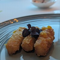広東料理 センス - 山芋の天ぷら。天ぷらの下にはアヒルの塩漬け卵をペーストにしたソース。
                この組み合わせは絶妙に合う！
                シャキシャキな山芋とアヒルの卵の旨味と塩気が食欲唆る味わいに。