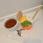ジャパニーズアイス櫻花 - イートインだと、お茶と塩昆布がつくのが嬉しい！