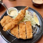 だるま家 - ¥1,320 だるまやランチ(ロースカツ2個抜いた後です)