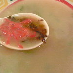 九州じゃんがららあめん - 俺流、レンゲの上で高菜と紅生姜
