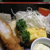洋食 麦星 by グリル満天星 麻布十番 日本橋髙島屋店 - 洋食弁当のアップ（海老フライ、卵焼き、スープ煮物）